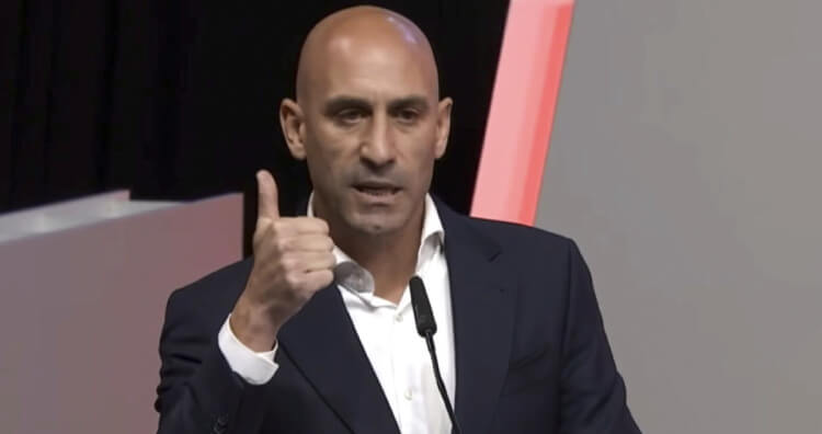 Rubiales se niega a dejar Federación Española tras beso a jugadora El